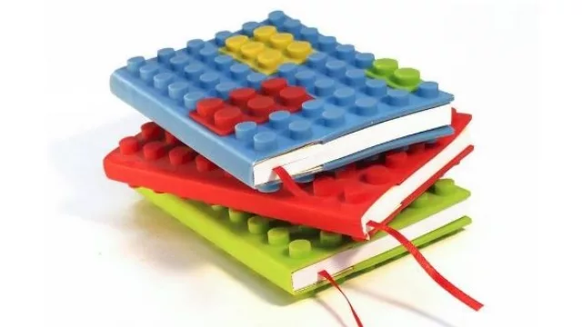 Los cuadernos de silicona pueden cerrarse con piezas legos y decorar a gusto del portador. (Disponible en Morph y Mercadolibre a $ 115 aprox.)