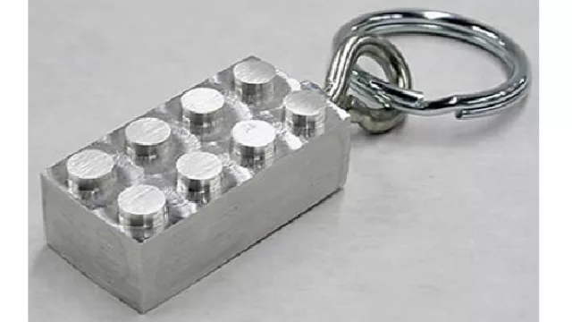 Un llavero de acero lego, original y disponible en la tienda de la marca Lego.