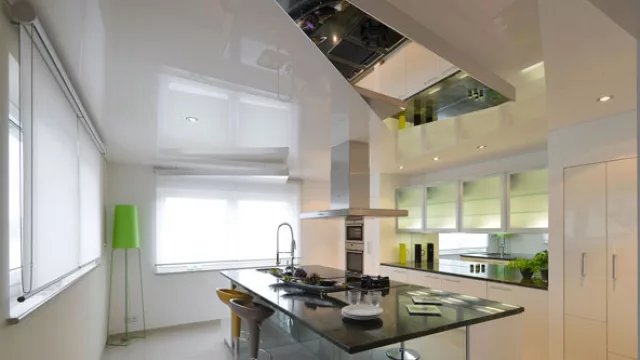 No es necesario que la instalación de esta tela sea horizontal y paralela a la superficie que enfrenta. Los diseñadores juegan con la posición y crean efectos como éste.