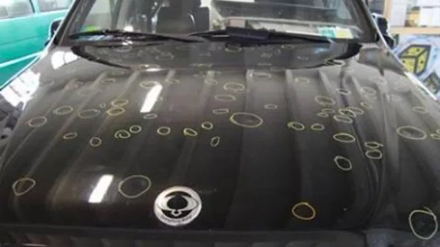 Un auto con su capó dañado tras recibir la fuerte pedrea del martes por la tarde.