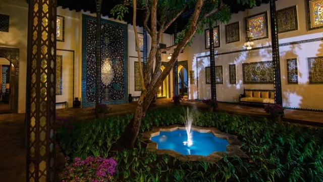 Es imprescindible contar con mucho color y ornamentar con decoración y mobiliario que aporte variedad de tonalidades y contrastes.