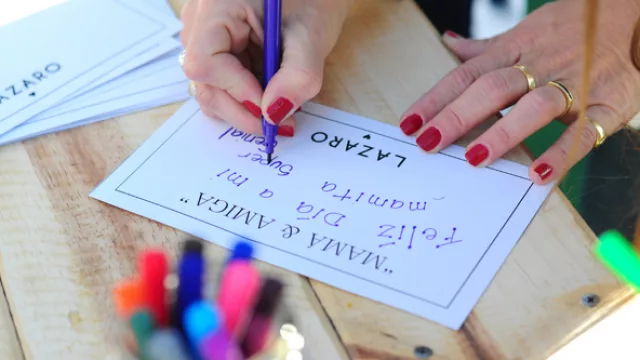 Lázaro organizó un taller para customizar pulseras para mamá en la terraza del Córdoba Shopping.