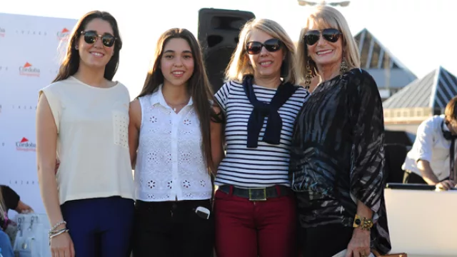 Lázaro organizó un taller para customizar pulseras para mamá en la terraza del Córdoba Shopping.