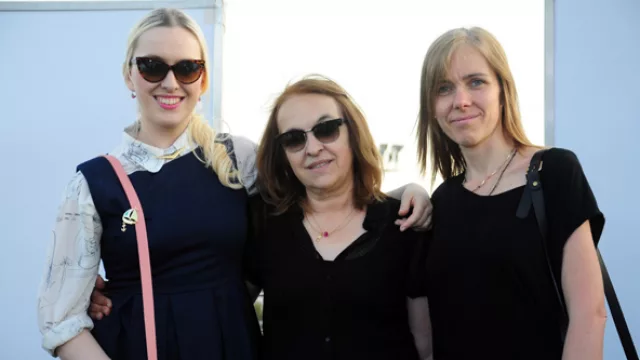 Lázaro organizó un taller para customizar pulseras para mamá en la terraza del Córdoba Shopping.