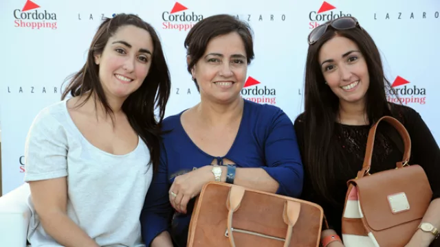 Lázaro organizó un taller para customizar pulseras para mamá en la terraza del Córdoba Shopping.