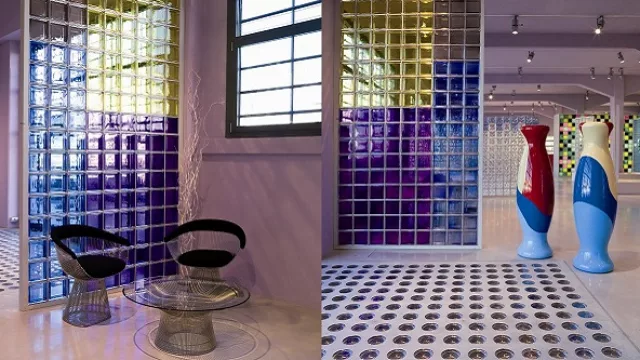 Aun con color, los ladrillos transparentes de esta naturaleza permiten jugar una suerte de separador de ambientes unificando pero delimitando a la vez.