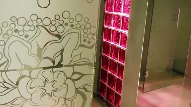 La dirección que se le da a la luz de color se asigna desde el momento de colocación de cada ladrillo que viene rotulado con indicaciones.