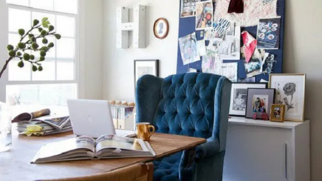 EL estilo suele lucir mejor con terciopelo y colores oscuros. El contraste del color y el ambiente, resaltan la pieza mobiliaria.