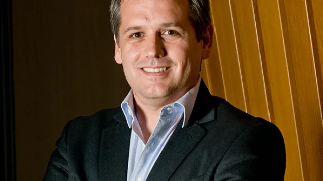 Somos distintos porque te llego con fibra óptica donde otros no llegan.