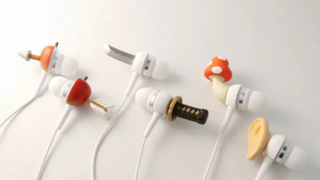 Flechas, cuchillos y hasta un hongo, todo se puede encontrar en la oreja.