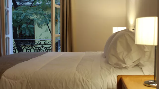 En plena peatonal, los ventanales tienen una excepcional vista.