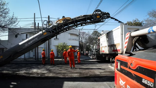 Llaryora supervisó las obras de repavimentación que avanzan en Alta Córdoba y Comunidad Renó