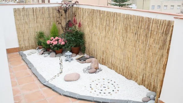 Muchos jardines Zen suelen montarse sobre balcones o espacios con paredes para reparar el material del viento.