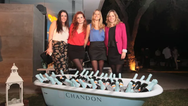Las chicas Lawson embelleciendo la velada de Chandon.