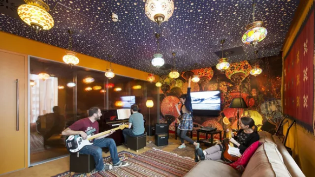 Una sala para explotar la creatividad y cantar. Karaoke en la oficina.