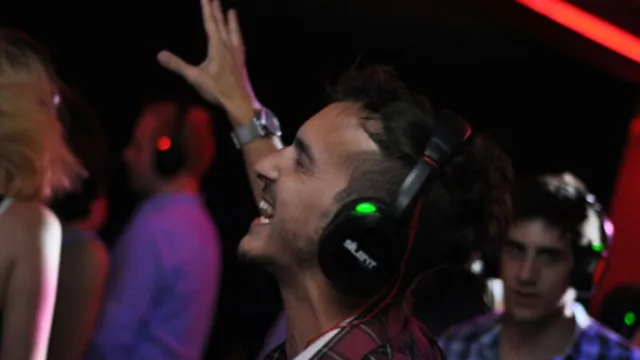 El sueño de Charly García hecho realidad: la Silent Fest (auriculares por parlantes)