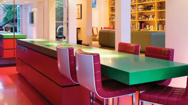 Rojo y verde, nunca falla. Ideal para resaltar piezas imponentes como esta mesada de cocina.