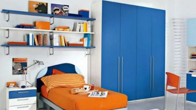 Una opción para pintar y decorar con opuestos (naranja y azules) el cuarto de varones.