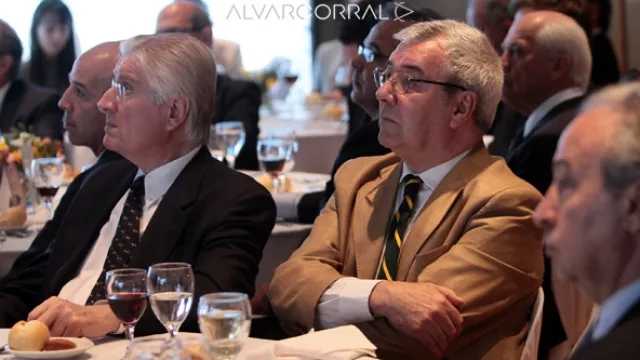 Carlos Viano junto a Juan Yofre escuchan la disertación de Acosta.