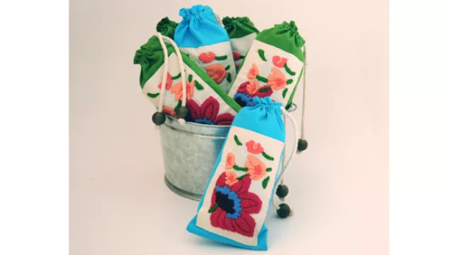 Perfumeros  bordados a mano, rellenos con lavanda orgánica de Tienda de Costumbres a $ 160.