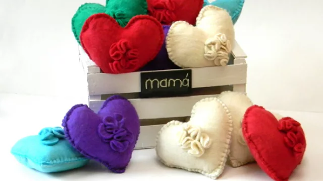 Perfumeros rellenos con flores de lavanda, hechos en algodón estampado a mano de Tienda de Costumbres a $ 65.