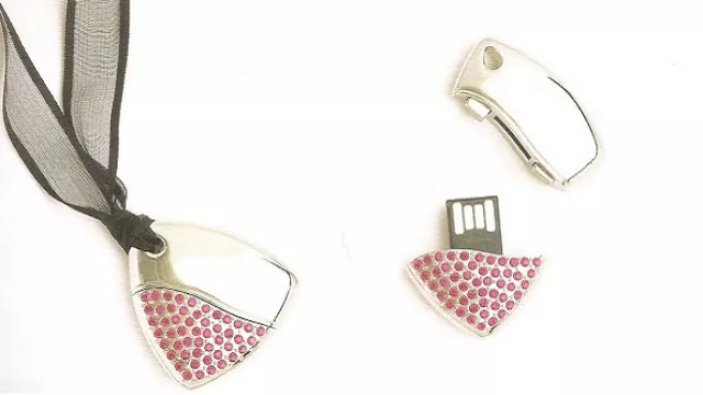 Collar o llavero con pendrive incluido. (Disponible en Vanesa Durán)