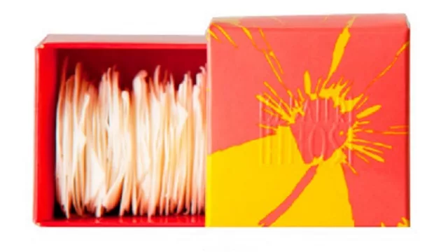 Pétalos de rosa en jabón para que mamá se tome un petit spa en el baño de casa.