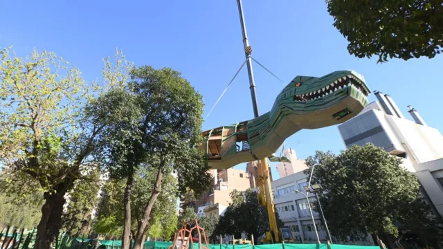 ¿Un T-rex en Córdoba? el Parque de las Tejas estrena un dinosaurio gigante (15 metros, 10 toneladas y aguanta 16 chicos trepándole encima)