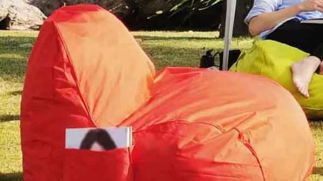 El puf se animó a salir y llegó al jardín. Disponible en Easy a $ 499.