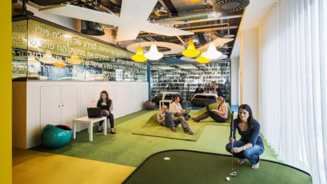 Mientras juegan, aparecen las ideas. Cómo la sala de juegos se mimetizan con las de redacción o programación.