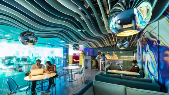 La cocinas y escritorios improvisados en la barra o mesas. 