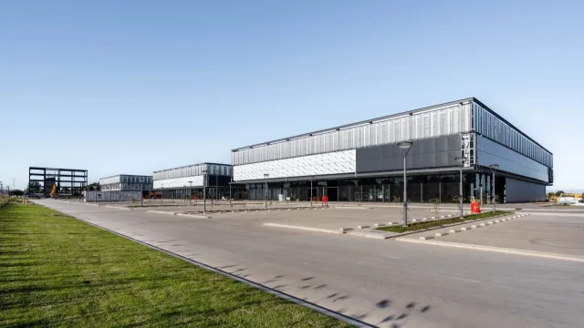 Unmol, la primera "urbanización comercial" de Argentina que ya toma forma en Av. La Voz del Interior (17 hectáreas y 68.000 m² para el universo del auto)