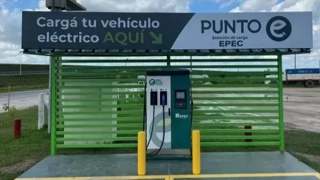 Argentina tiene 318 cargadores públicos para autos eléctricos y necesitará casi 30.000 en cinco años (hoy Córdoba tiene 22)