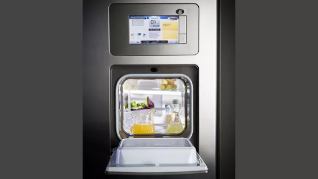 La pantalla interactiva y la pequeña puerta inteligente.