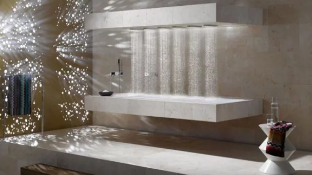 Ducha horizontal de la fimar Dornbracht (te bañás recostado).