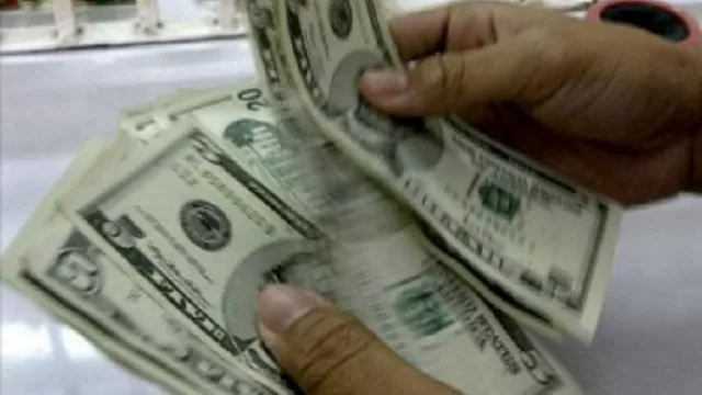 Caen depósitos en dólares