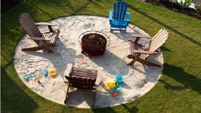 Para evitar desparramar la arena, los contenedores de concreto, madera o plástico son ideales. Además se puede jugar con el diseño.