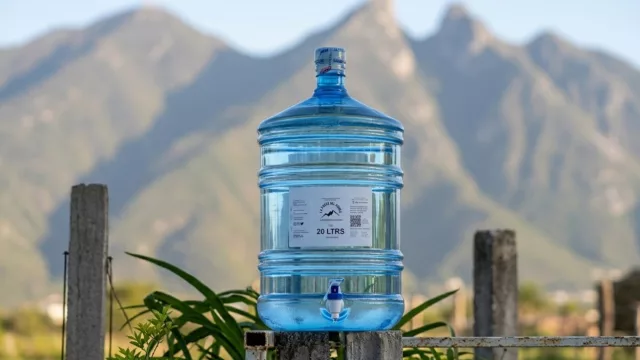 La Posta del Águila convierte el bidón de agua en un dispositivo que “habla” (con IA y tecnología NFC)