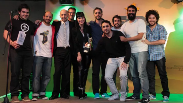 Los chicos de Punto JPG recibiendo su reconocimiento a la Agencia del Año.