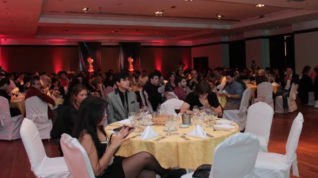 Los invitados en la cena de premiación expectantes ante el anuncio de los ganadores