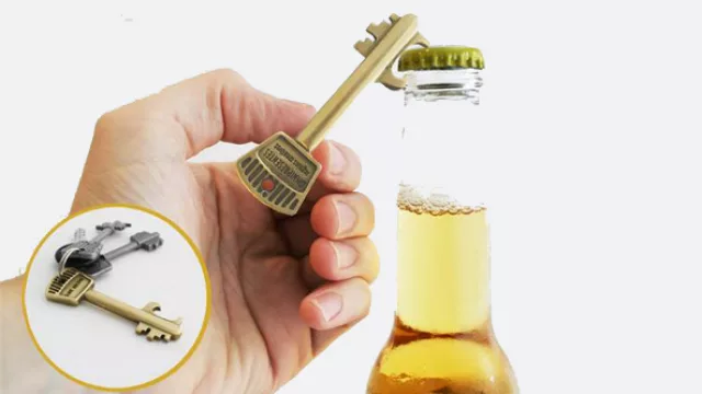 La llave maestra de Omnipresentes. Siempre es necesario un destapador a mano y qué mejor que en el llavero.