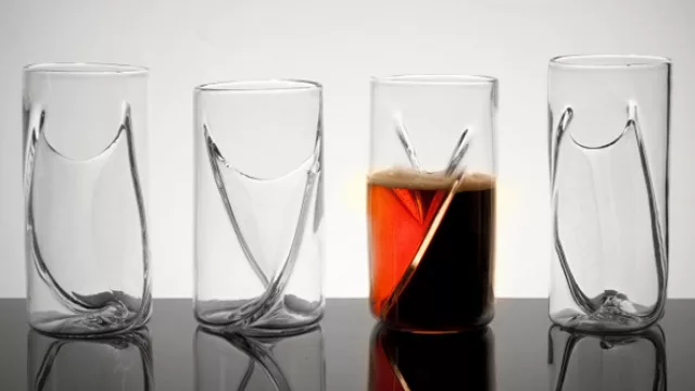 Cerveza negra, cerveza rubia… todo en un mismo vaso. El handmade Dual Beer Glass disponible online.