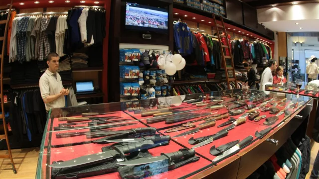 El nuevo local tiene un gran stock de armas blancas.