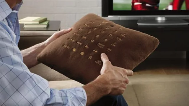 Pillow Remote Control: almohada con control remoto incluido. Nunca más pierdas el control… lo tenés en la cama.