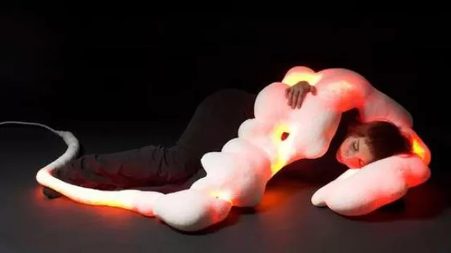 Lightmate, una almohada de cuerpo que irradia luyz y calor… ¿para remplazar la presencia humana?
