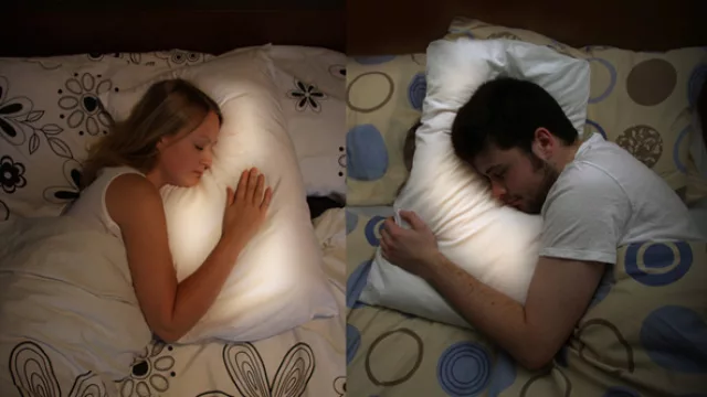 PillowTalk, un invento de Joanna Montgomery disponible online. Dormís escuchando los latidos de la otra persona mientras se ilumina.
