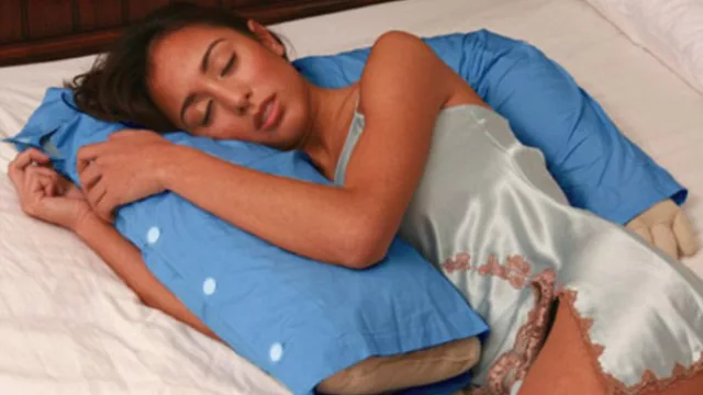 Quienes se acostumbraron a dormir con alguien abrazado, he aquí la solución: The Boyfriend Pillow.