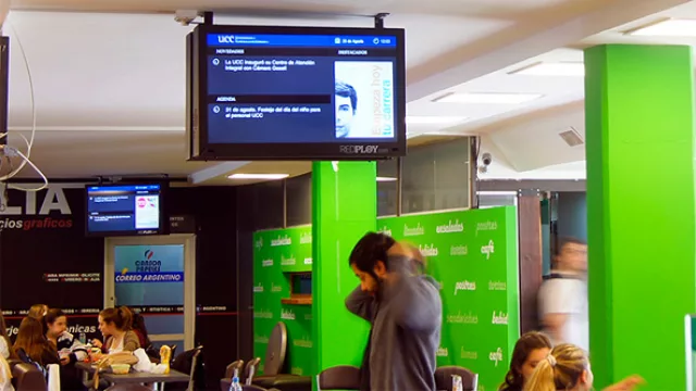 Llegó Red Ploy, un sistema de pantallas que hace centro en el target universitario