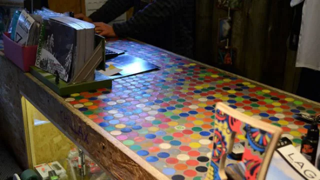 El revestimiento de tapitas con cemento también puede utilizarse sobre mobiliario.