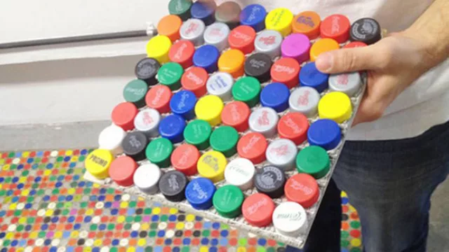 Se colocan sobre una plancha adhesiva para cerámicos y luego rellena con cemento. 